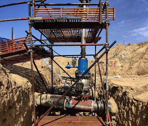 Hot tapping and line stopping equipment